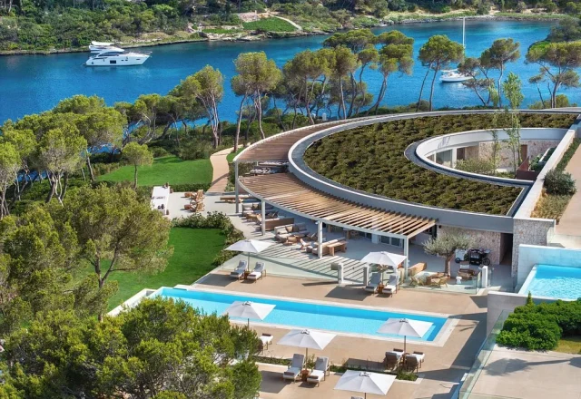 Complexe hôtelier avec espace piscine et vue sur la baie à l’Ikos Porto Petro à Porto Petro, Majorque