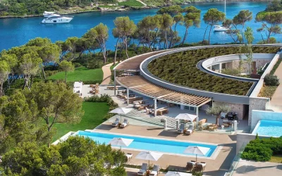 Resort med poolområde og udsigt over bugten ved Ikos Porto Petro i Porto Petro, Mallorca