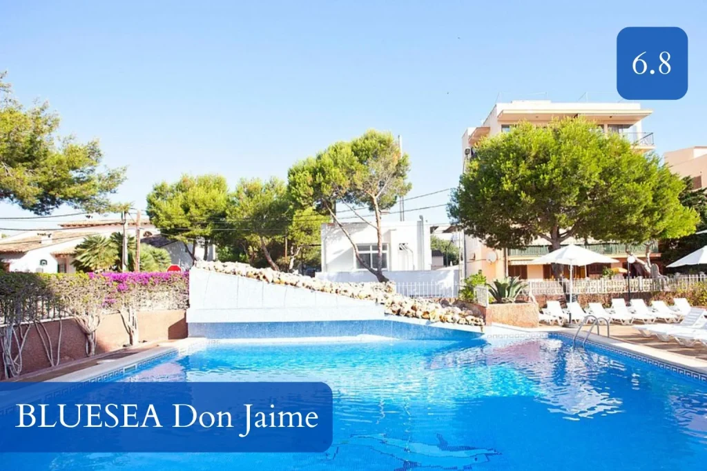 Swimming pool and sunbathing area at BLUESEA Don Jaime in Cala Millor, Mallorca.