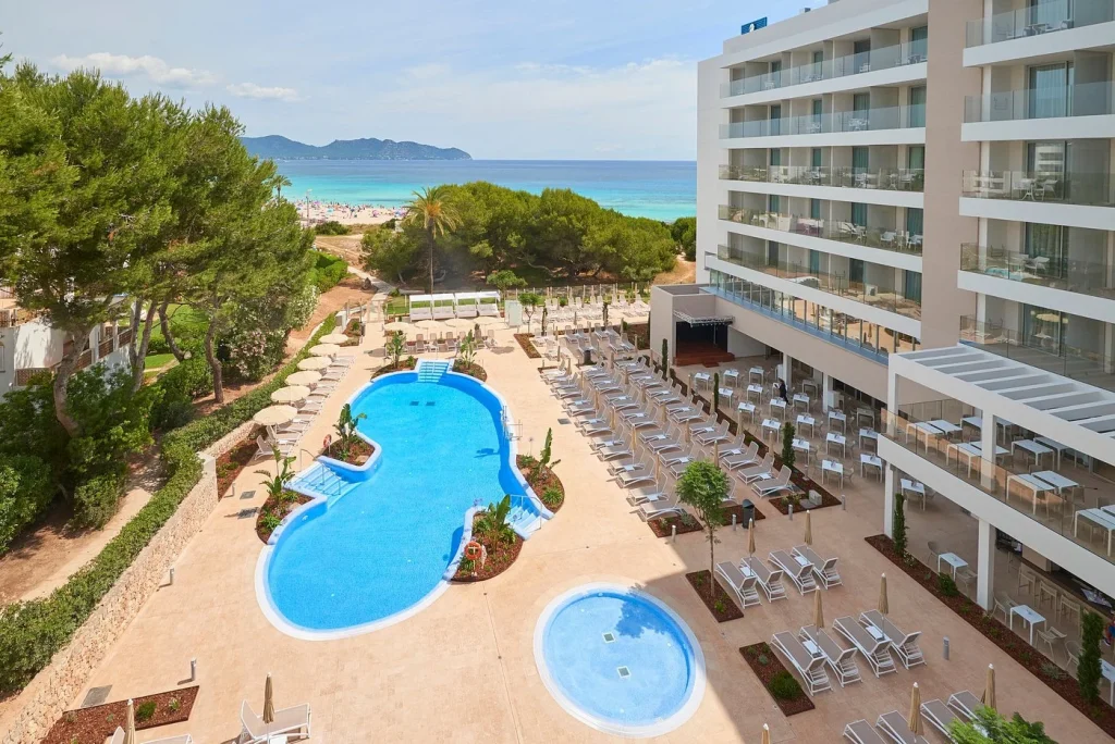 Main pool and beach views at Hipotels Bahia Cala Millor in Cala Millor, Mallorca.