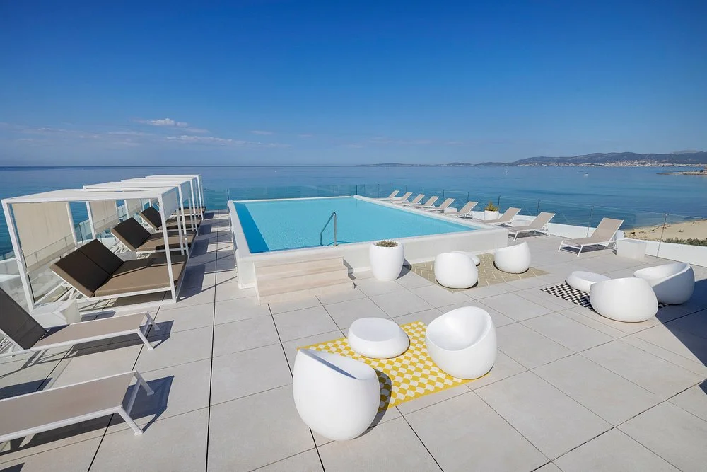 Rooftop infinity pool with panoramic Mediterranean Sea views at HM Gran Fiesta in Las Maravillas, Mallorca.