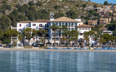 Hoposa Uyal 4 Sup Hotel Port de Pollenca Mallorca building and beach view