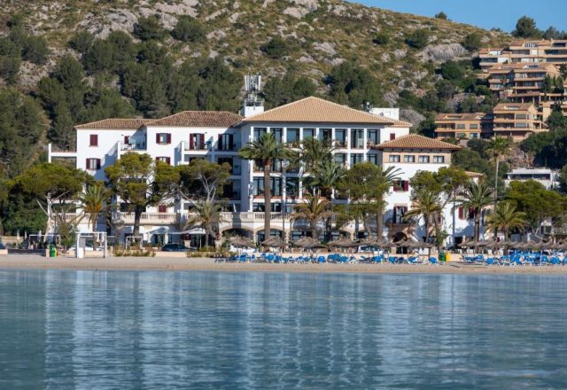 Hoposa Uyal 4 Sup Hotel Port de Pollenca Mallorca building and beach view