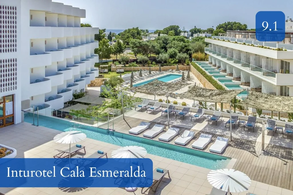 Main swimming pool and swim-up suites at Inturotel Cala Esmeralda Beach Hotel & Spa in Cala d’Or, Mallorca.