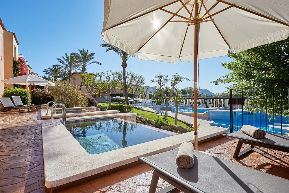 Luxury suite with a private plunge pool and sun loungers at Pula Suites Boutique Resort in Son Servera, Mallorca.