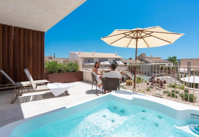 Ynaira hotel & Spa Mallorca hot tub with a view