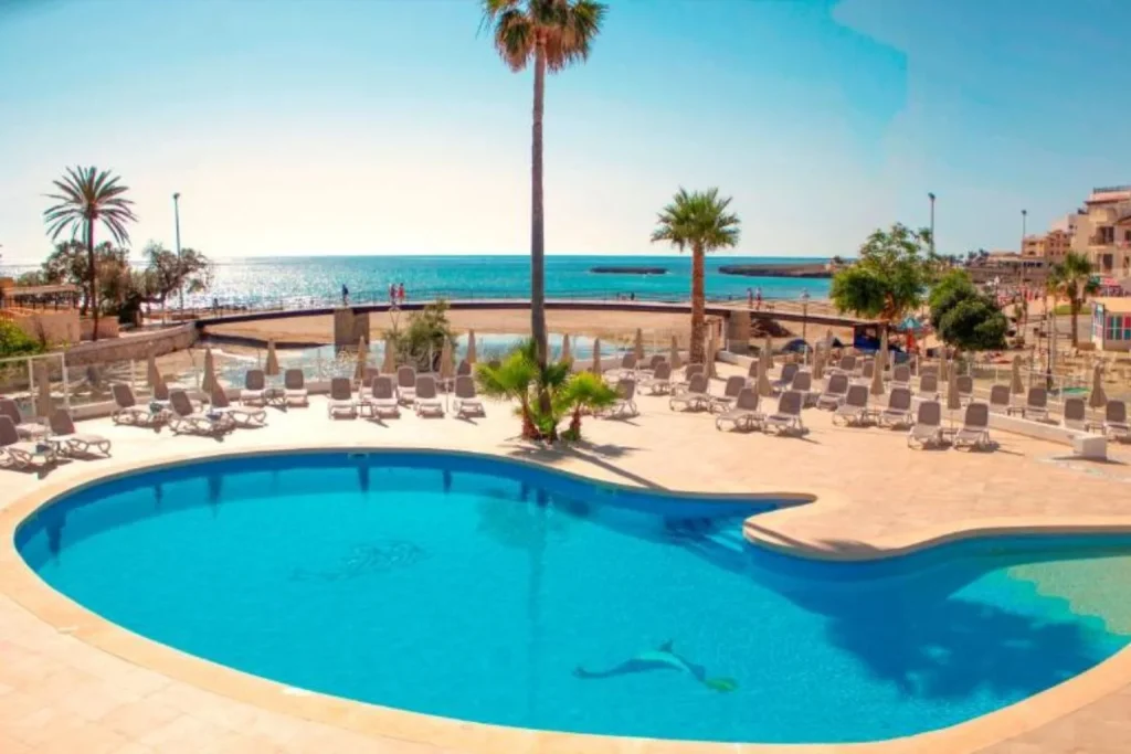 Seafront swimming pool with Mediterranean Sea view at Apartamentos Playa Moreia in Sa Coma, Mallorca