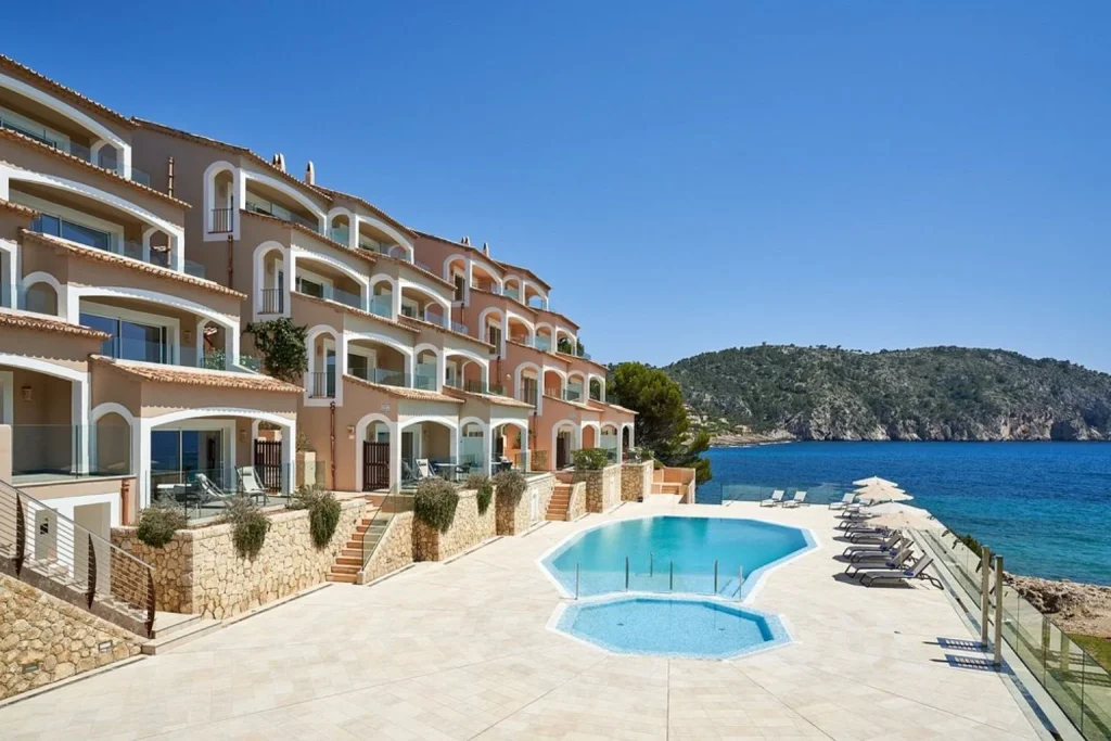 Oceanfront outdoor swimming pool overlooking Camp de Mar Bay at Bahía Suites Camp de Mar in Camp de Mar, Mallorca.