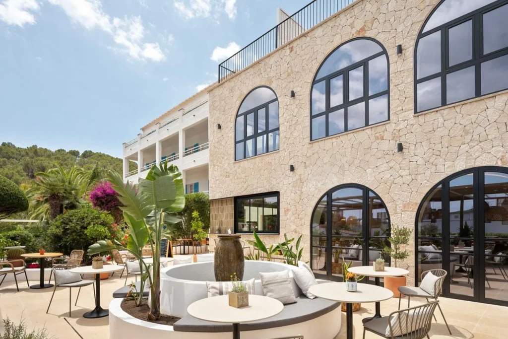 Outdoor courtyard terrace with fountain and landscaped seating area at Bella Colina I Vintage Hotel 1953 in Peguera, Majorca.