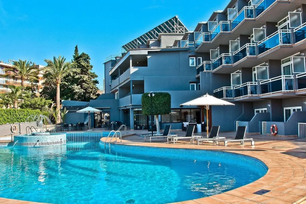 Outdoor swimming pool with sun loungers and hotel building at BQ Augusta in Palma de Mallorca