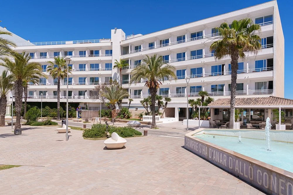 Hotel building and entrance fountain at Caprice Concord Hotel & Spa in Can Picafort, Mallorca.