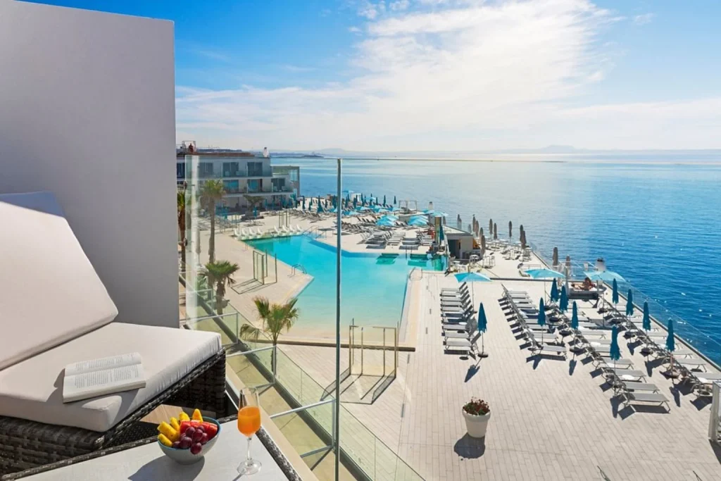Infinity pool overlooking the Mediterranean Sea at Elba Sunset Mallorca Thalasso Spa in Magaluf.