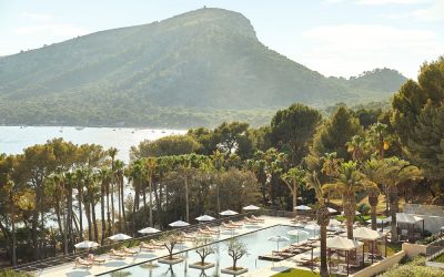 Infinity pool with panoramic views of Formentor Bay and the surrounding mountains at Four Seasons Resort Mallorca at Formentor.