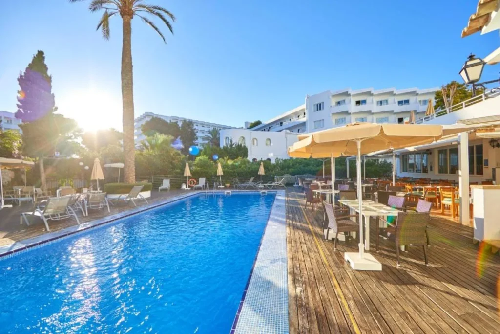 Outdoor pool next to the restaurant terrace at Gavimar Cala Gran Costa del Sur Hotel & Resort in Cala d'Or, Mallorca.