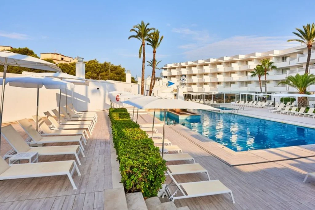 Outdoor swimming pool with sun loungers at Globales Cala Bona in Cala Bona, Mallorca