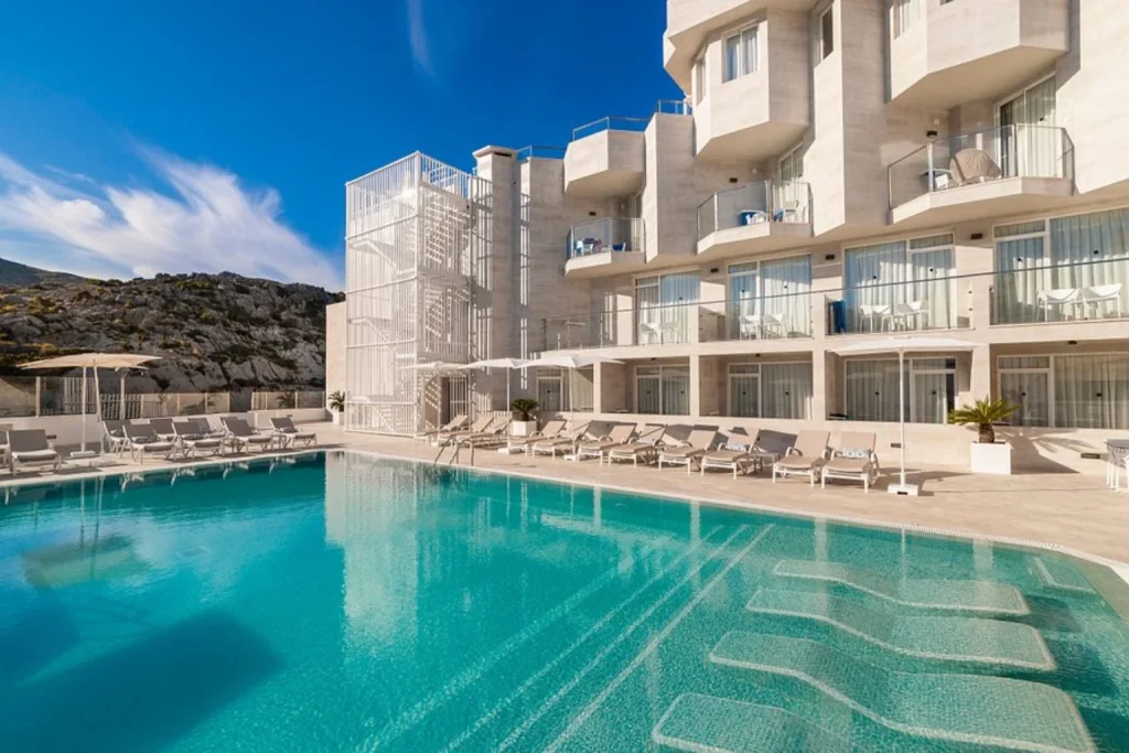 Outdoor swimming pool and hotel building at Globales Don Pedro in Cala Sant Vicenç, Mallorca.