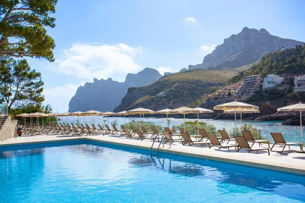 Outdoor swimming pool with seafront view at Grupotel Molins in Cala San Vicenç, Mallorca.