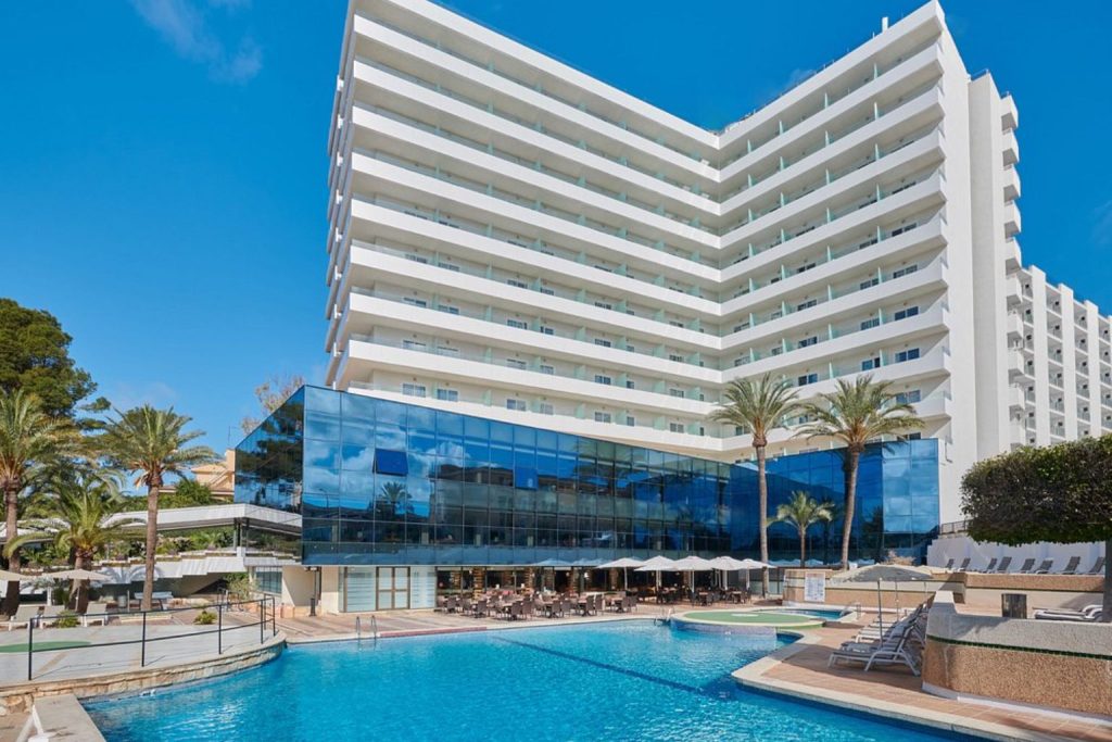 Main swimming pool with the hotel building at Grupotel Taurus Park in Playa de Palma.
