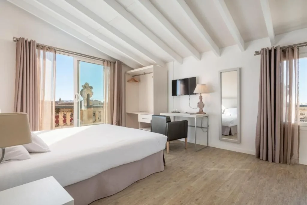 Bright superior guest room with city views at HBE Boutique España – Turismo de Interior in Llucmajor, Mallorca.