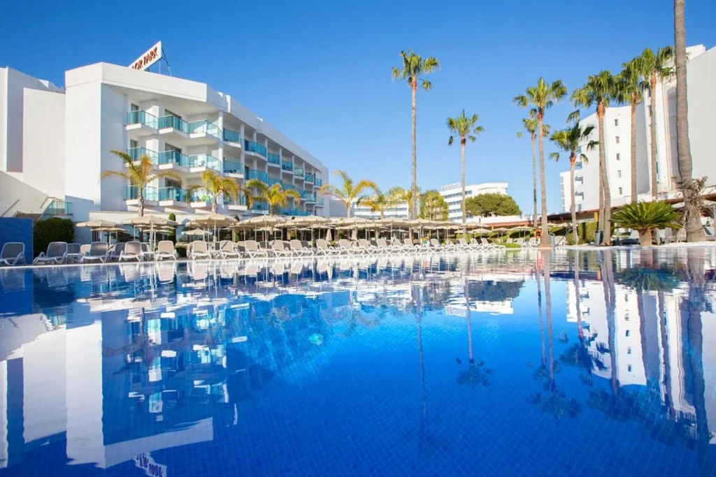 Outdoor swimming pool at Hipotels Cala Millor Park in Cala Millor, Majorca.