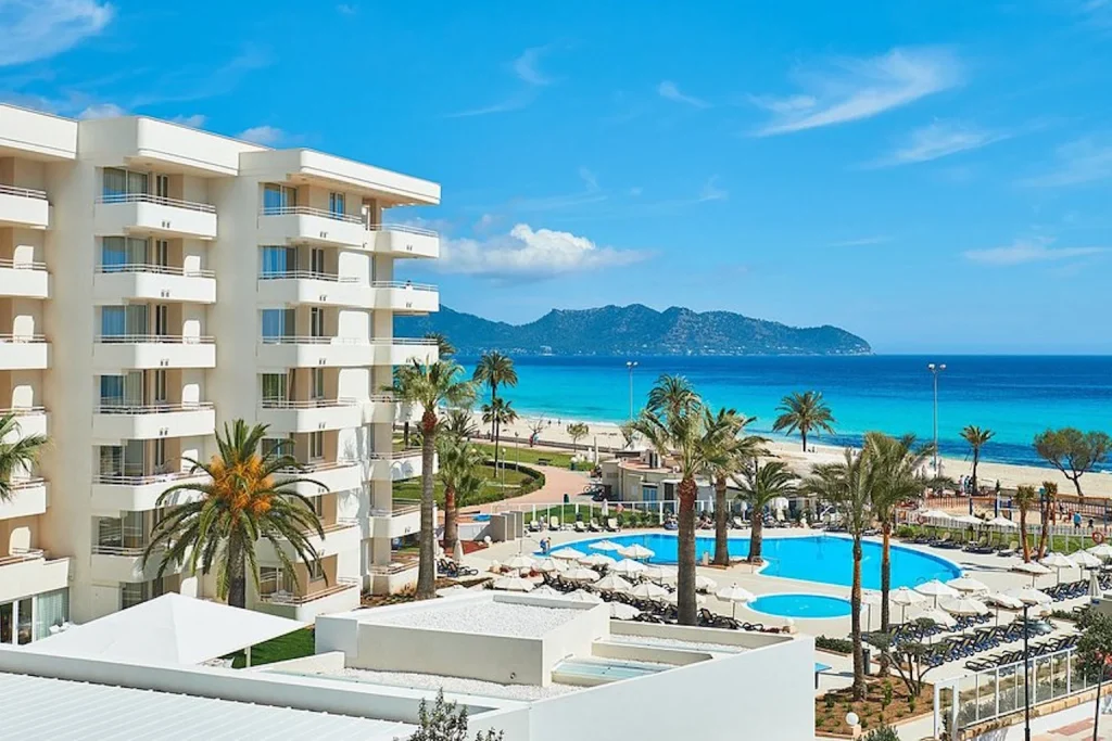 Beachfront pool at Hipotels Mercedes in Cala Millor, Mallorca