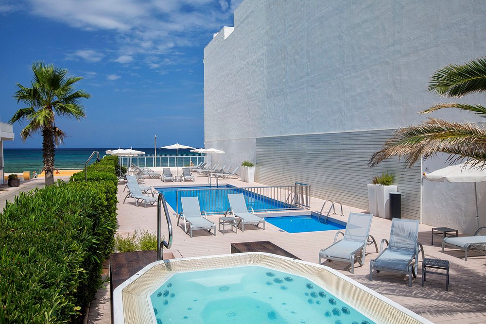 Outdoor swimming pool, hot tub, sun loungers, and sea view at Hotel JS Miramar in Can Picafort 