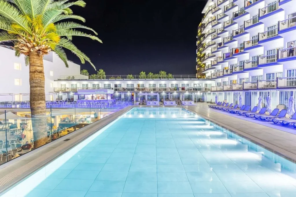 Outdoor swimming pool at Hotel Samos in Magaluf, Mallorca.
