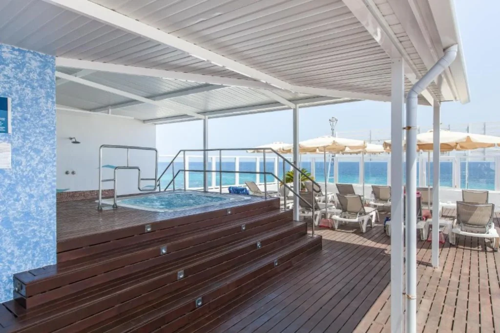 Seafront jacuzzi terrace at Hotel Voramar Mallorca in Cala Millor, Majorca.