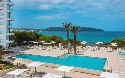 Seafront pool with Mediterranean coastline views at Iberostar Waves Cala Millor in Cala Millor, Mallorca.