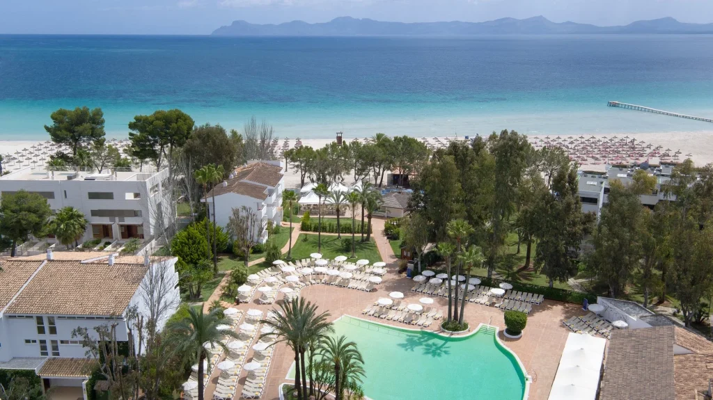 Beachfront pool and bay views at Iberostar Waves Ciudad Blanca in Port d'Alcúdia, Mallorca.