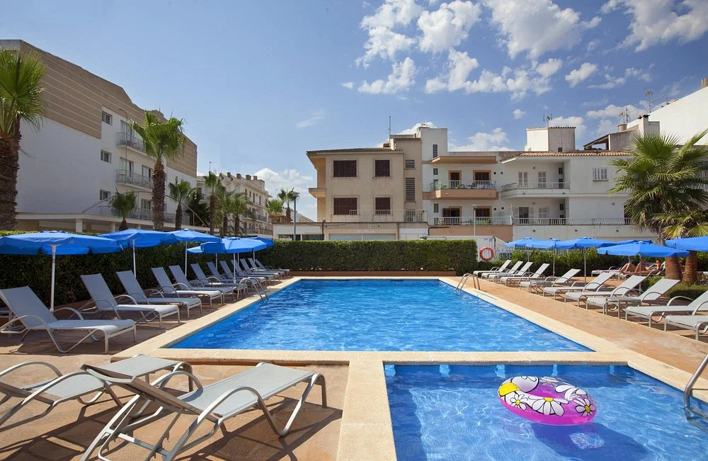 Outdoor swimming pool with sun loungers at JS Ca’n Picafort in Can Picafort, Mallorca.