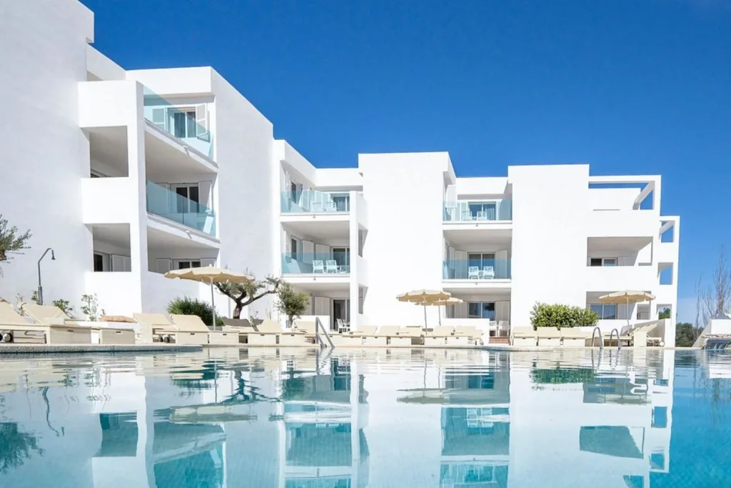 Main outdoor swimming pool with modern apartments at MarSenses Ferrera Blanca Hotel Family in Cala d'Or, Mallorca.