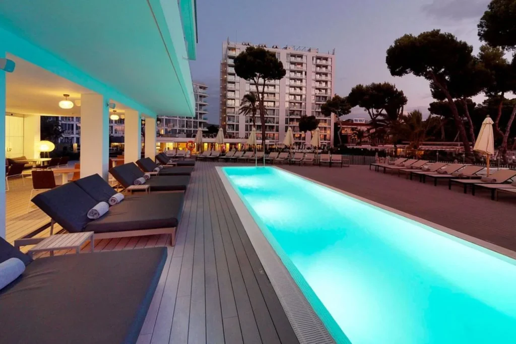 Outdoor swimming pool with sun loungers at Meliá Calviá Beach in Magaluf, Mallorca.