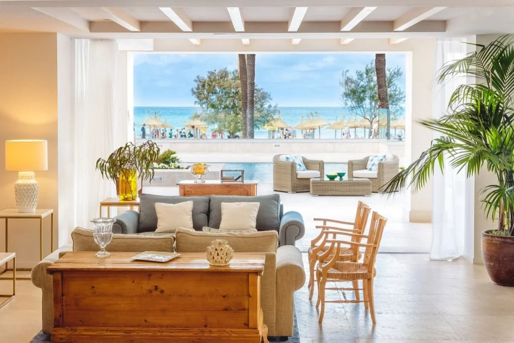 Elegant beachfront lounge with panoramic Mediterranean Sea views at Myseahouse Flamingo in Playa de Palma, Mallorca.
