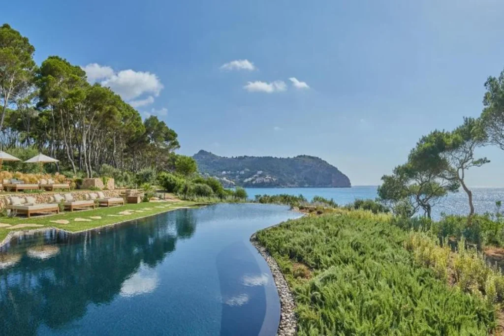 Infinity pool overlooking the Mediterranean Sea at Pleta de Mar, Grand Luxury Hotel by Nature – Adults Only in Canyamel, Mallorca.