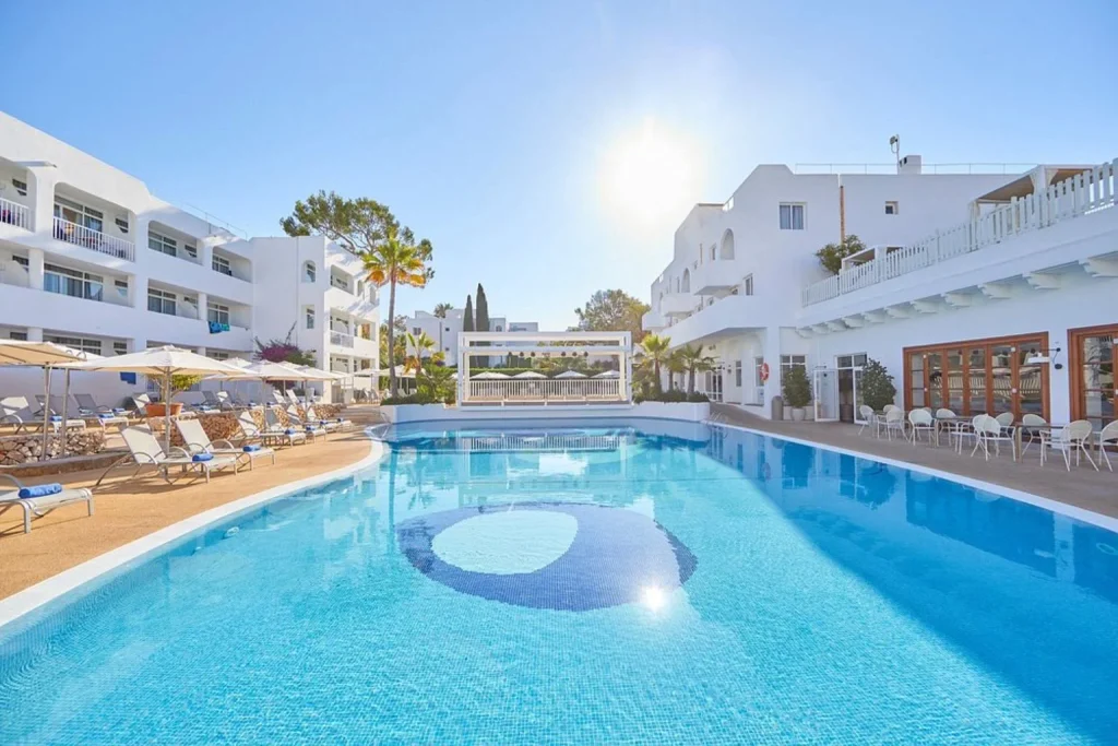 Main outdoor pool surrounded by sun loungers and white Mediterranean-style buildings at Prinsotel Alba & Spa in Cala d'Or, Mallorca.