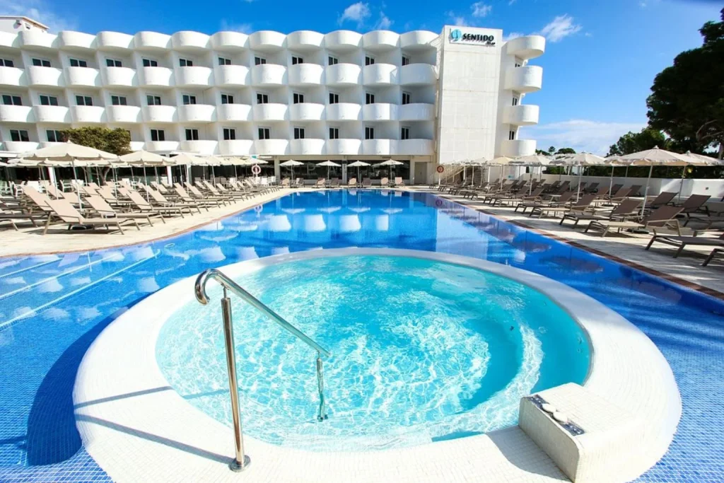 Outdoor swimming pool with a jacuzzi at Sentido Fido Tucan in Cala d'Or, Mallorca.