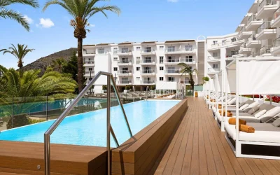 Infinity pool with luxury sun loungers and private cabanas at VIVA Sunrise in Puerto Alcudia, Majorca.